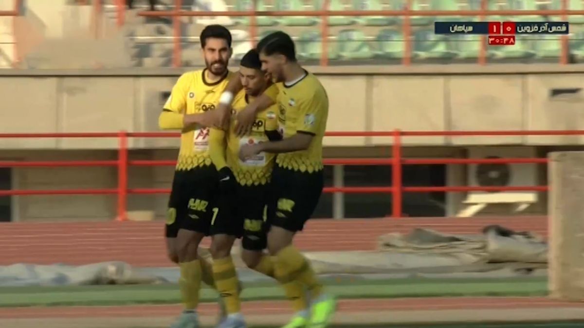 گل اول سپاهان به شمس آذر (مهدی لیموچی - پنالتی)