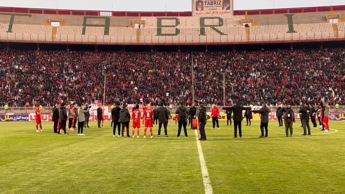 اختصاصی/ شادی جالب بازیکنان تراکتور با هواداران پس از برتری مقابل هوادار