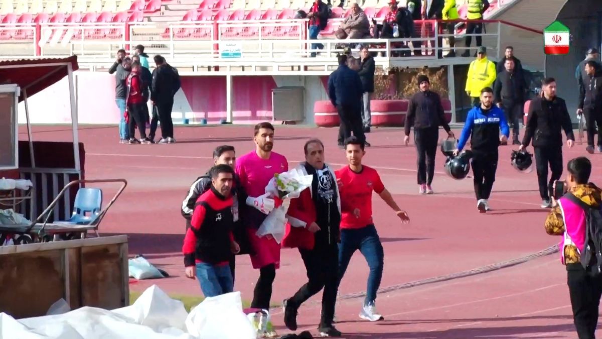 فوتبال برتر/ حمایت هواداران تبریزی از بیرانوند و بازیکنان تراکتور در حاشیه تقابل با هوادار