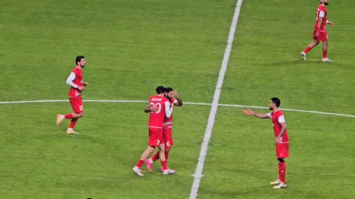 اختصاصی/ گولسیانی بعد از گل کردن پنالتی‌ پرسپولیس در بازی با الهلال، کنعانی‌زادگان را در آغوش گرفت تا به او دلداری دهد