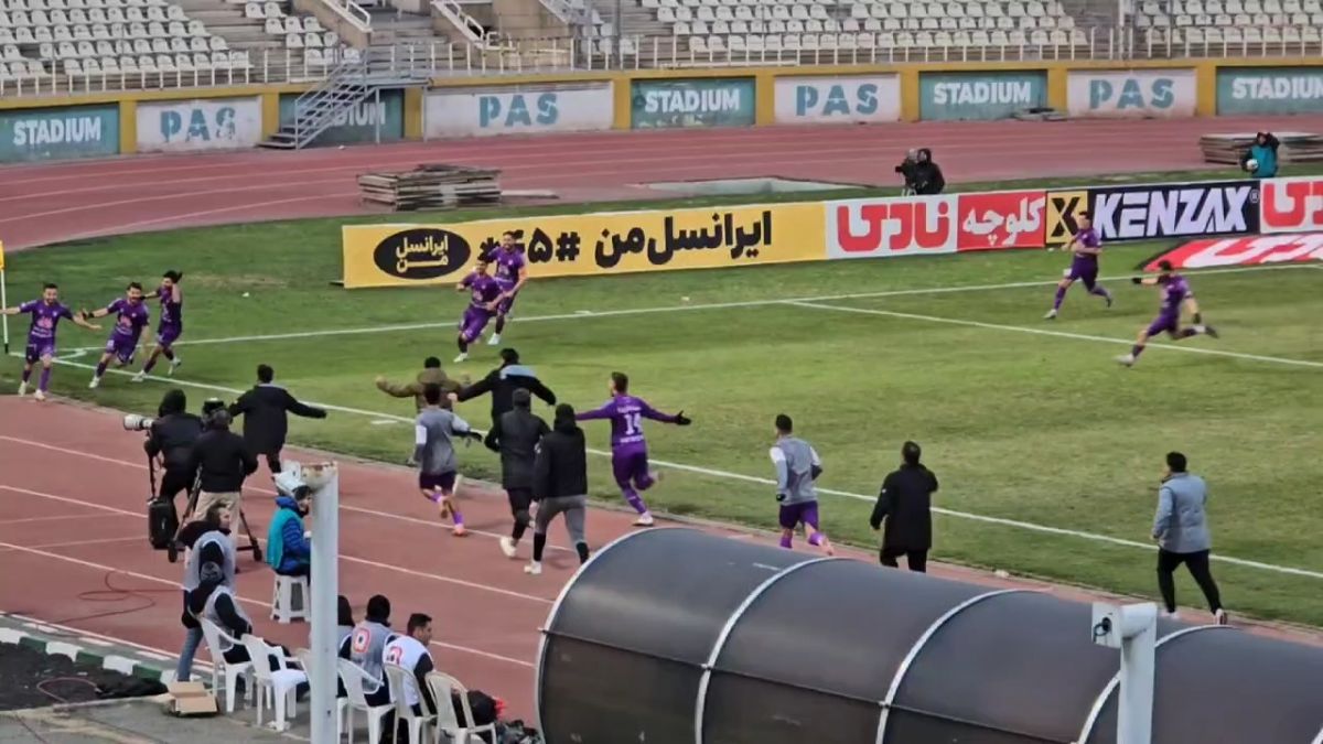 گل دقیقه 95 هوادار به آلومینیوم اراک و انفجار نیمکت هوادار از زاویه دوربین فوتبالی