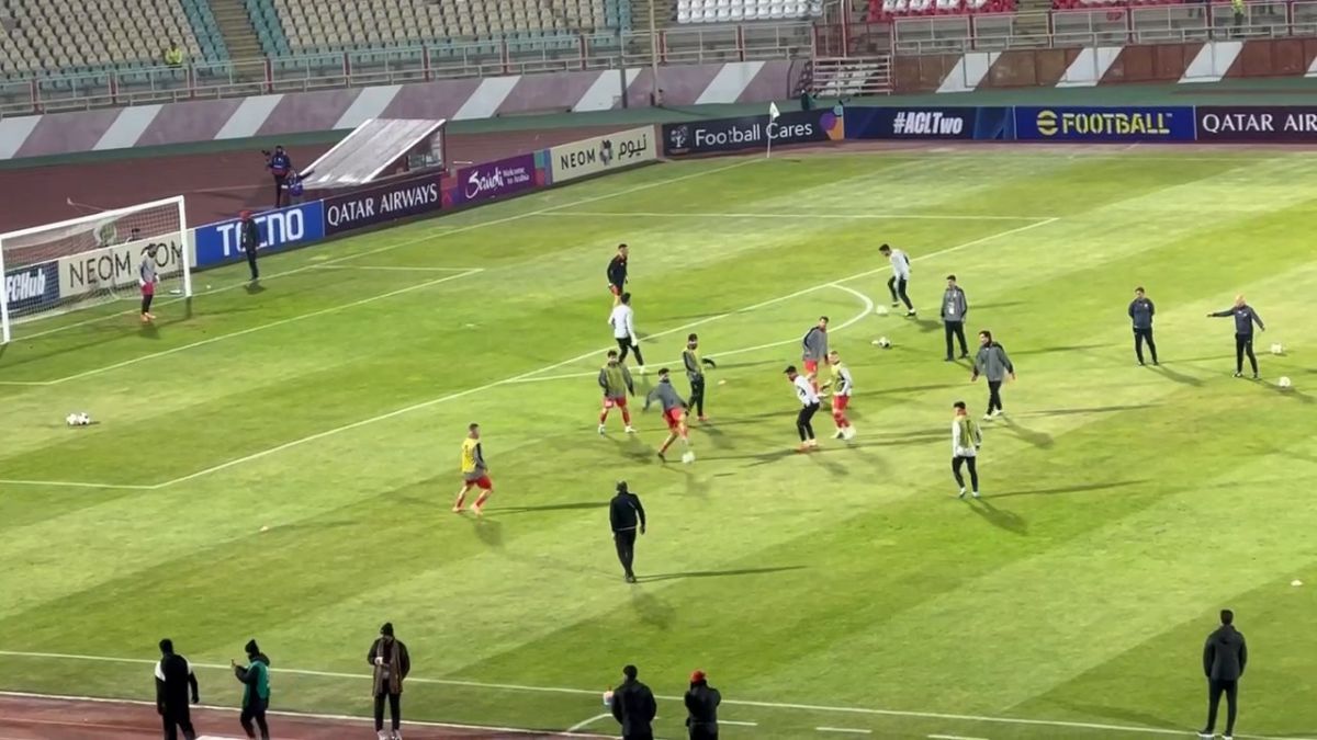 گرم کردن تراکتوریها قبل از بازی با التعاون