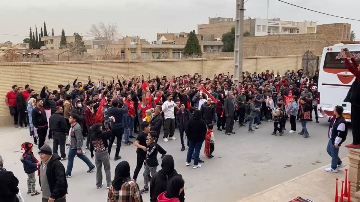 استقبال پرشور یزدیها از اتوبوس پرسپولیس