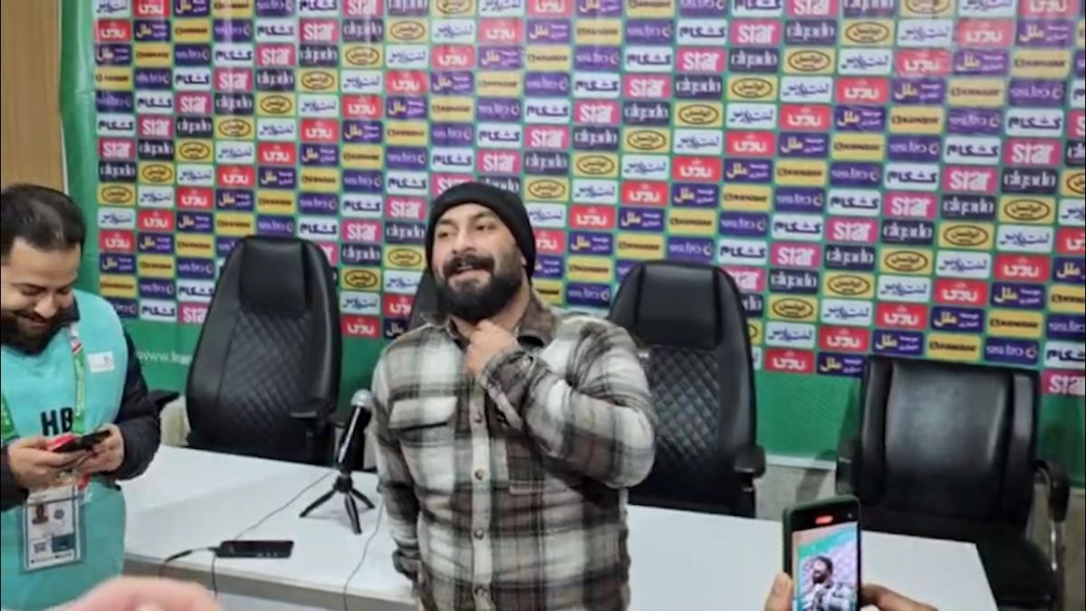 خوشحالی و جشن اصحاب رسانه گیلان پس از پیروزی ملوان بر نساجی با شعر خوانی