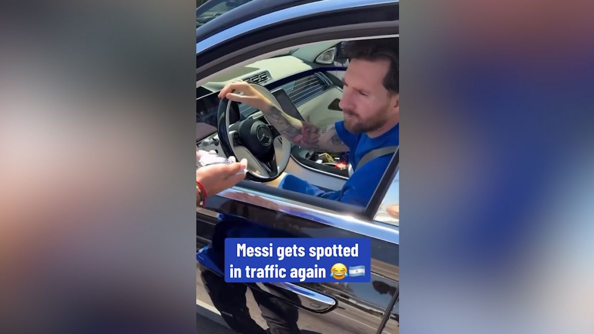 باز هم امضا گرفتن از لیونل مسی پشت چراغ قرمز