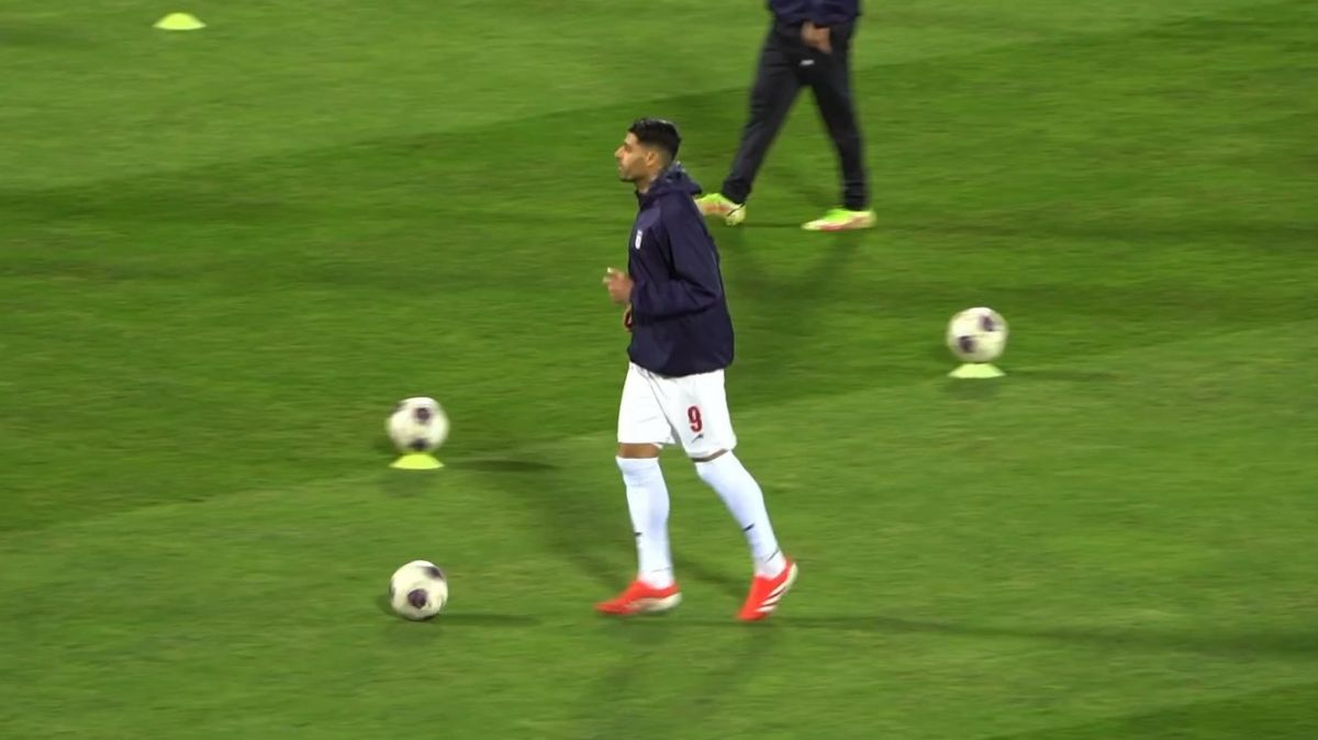 گرم کردن بازیکنان ایران و ازبکستان قبل از آغاز بازی