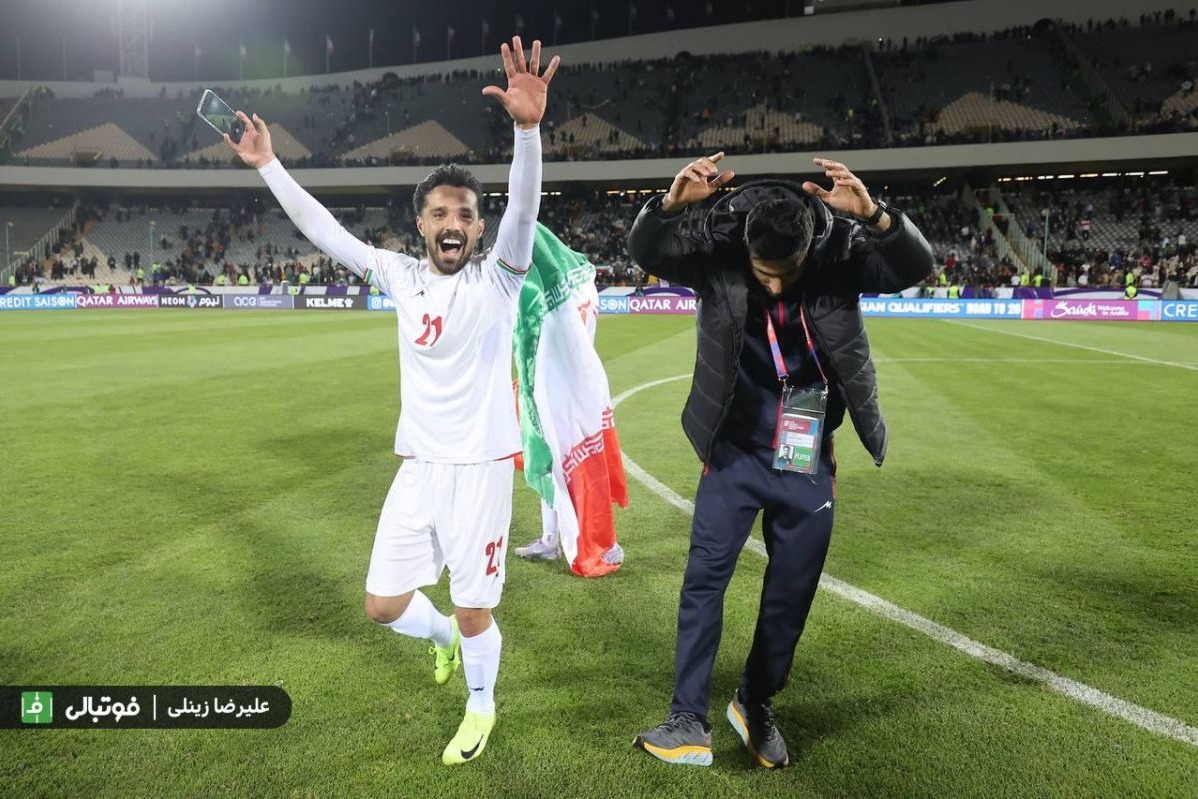 نورافکن و سلفی با موفقیت در آزادی! (عکس)