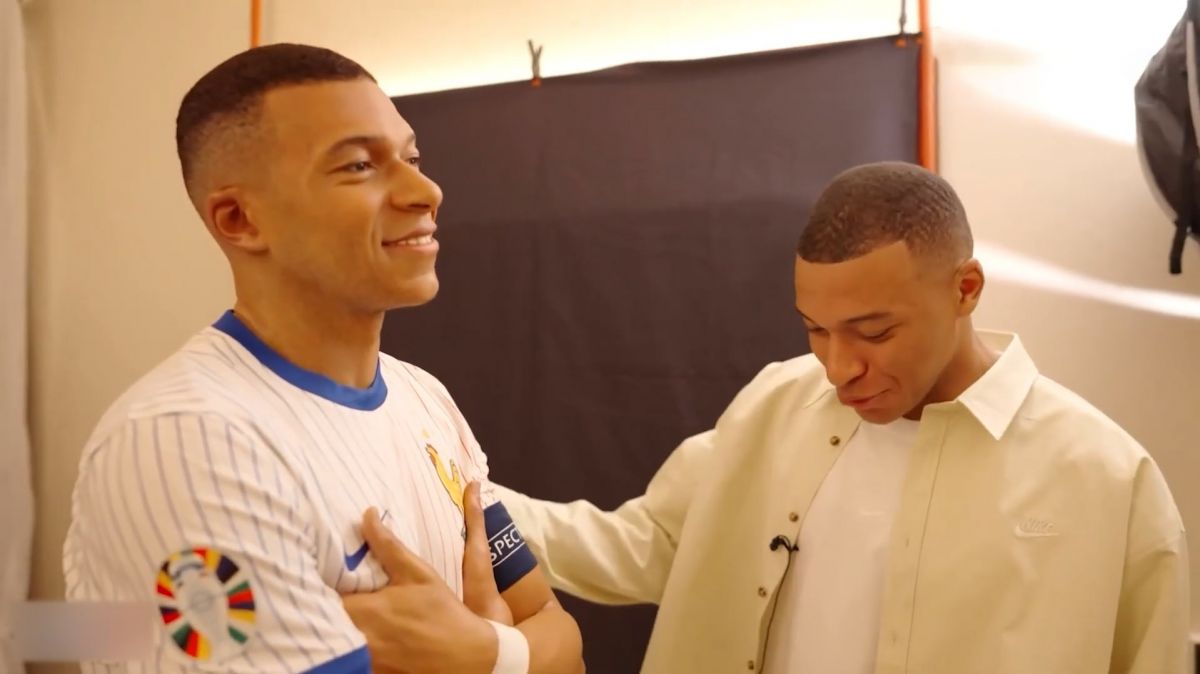 واکنش جالب کیلیان امباپه به دیدن مجسمه خودش!