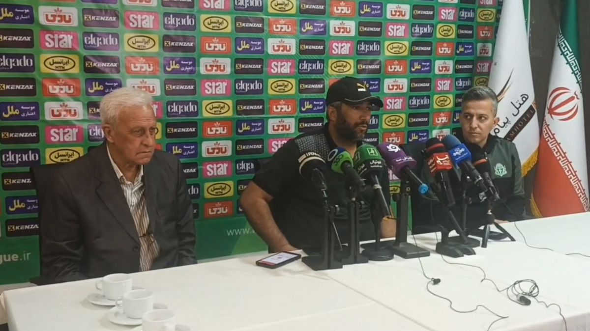 صحبتهای محافظت‌کار مربی آلومینیوم پیش از بازی با تراکتور