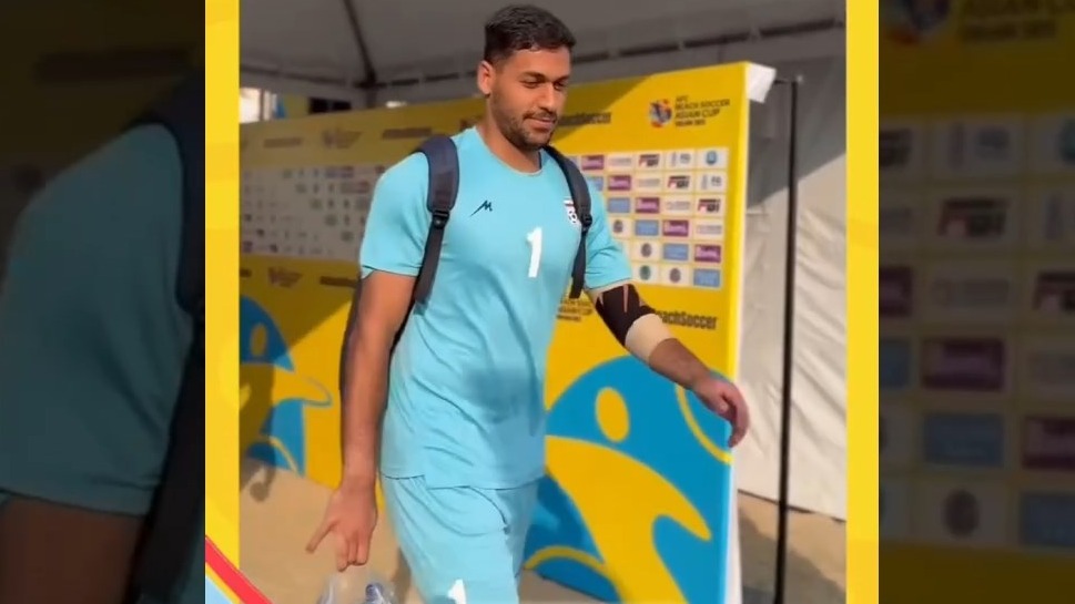 ورود ساحلی بازان به رختکن ورزشگاه برای دیدار با عربستان