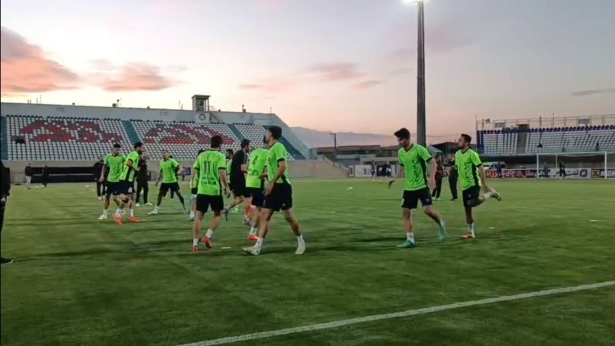 گرم کردن بازیکنان گل گهر و ذوب آهن پیش از بازی