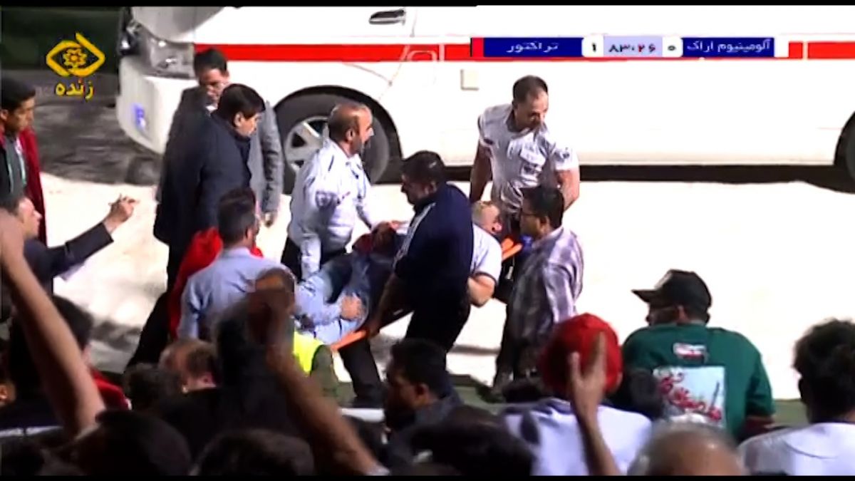 خراب شدن حال یکی از هواداران تراکتور و حضور نیروهای امدادی