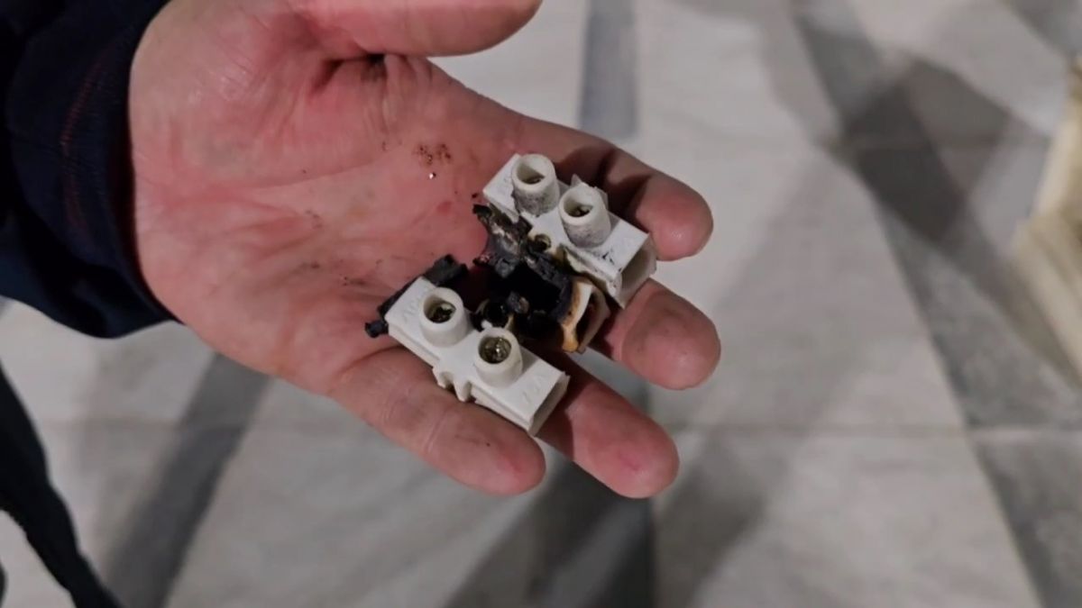 قطعه ای که باعث خاموشی اسکوربورد ورزشگاه آزادی شد