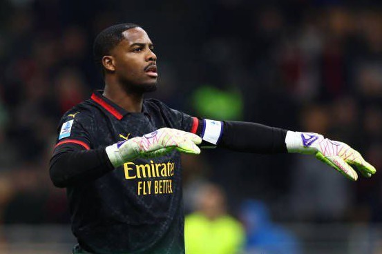 میلان منتظر پیشنهاد چلسی برای دروازهبان فرانسوی