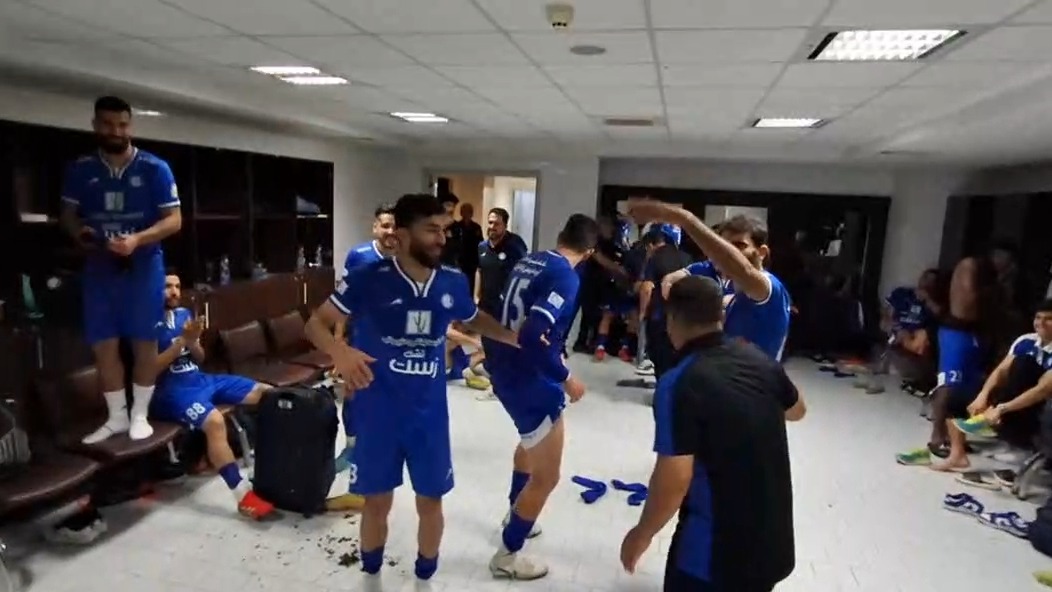 حرکات موزون بازیکنان استقلال خوزستان در رختکن پس از برتری مقابل نساجی