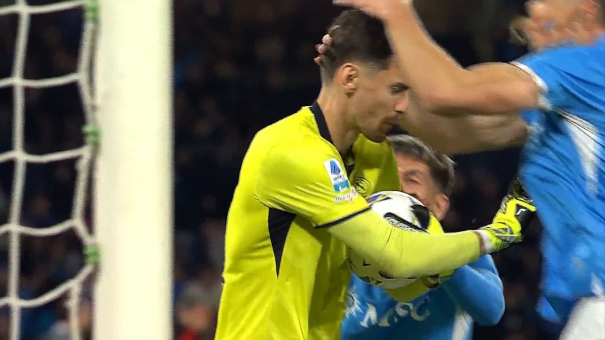 مهار پنالتی خیمنز توسط دروازه بان ناپولی