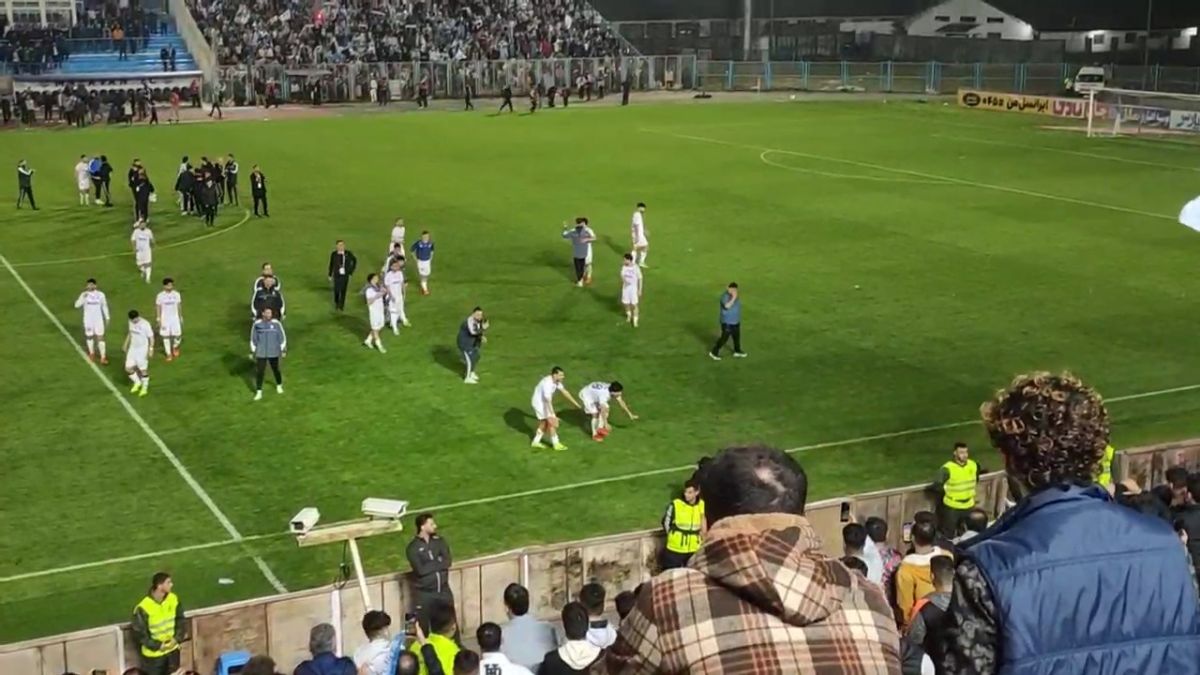 شادی هواداران ملوان از زاویه سکو به سبک قائم اسلامی خواه