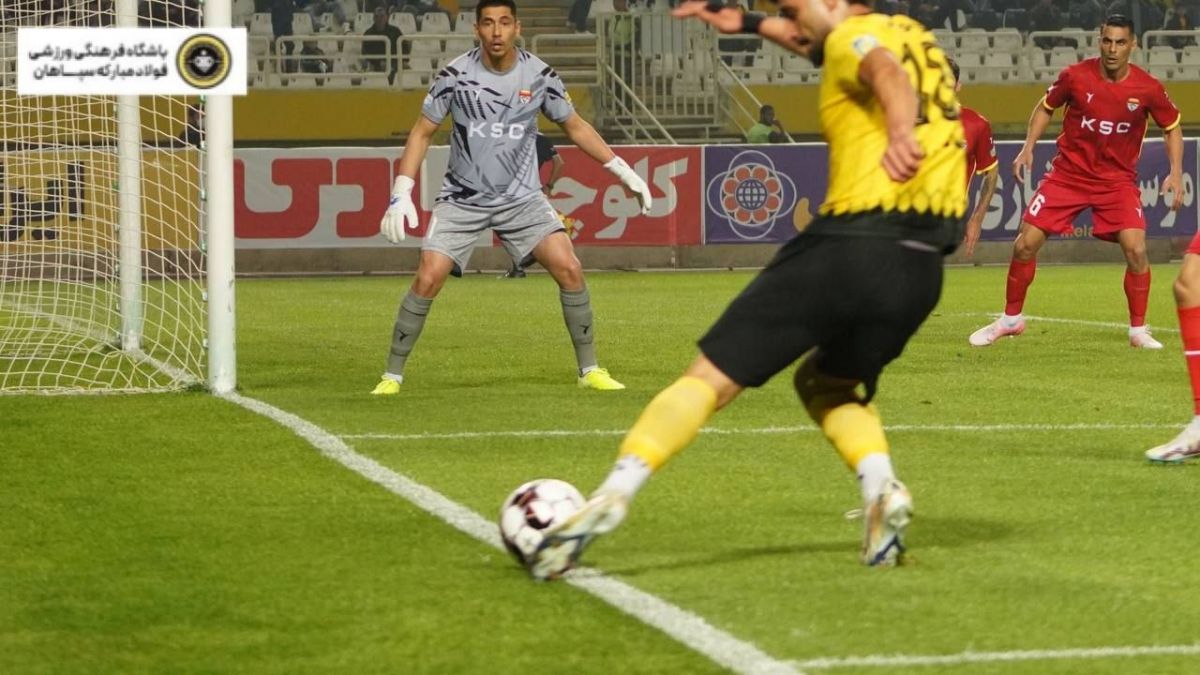 باشگاه سپاهان با انتشار این عکس و ویدیو ادعا دارد گل مردود این تیم مقابل فولاد صحیح بود