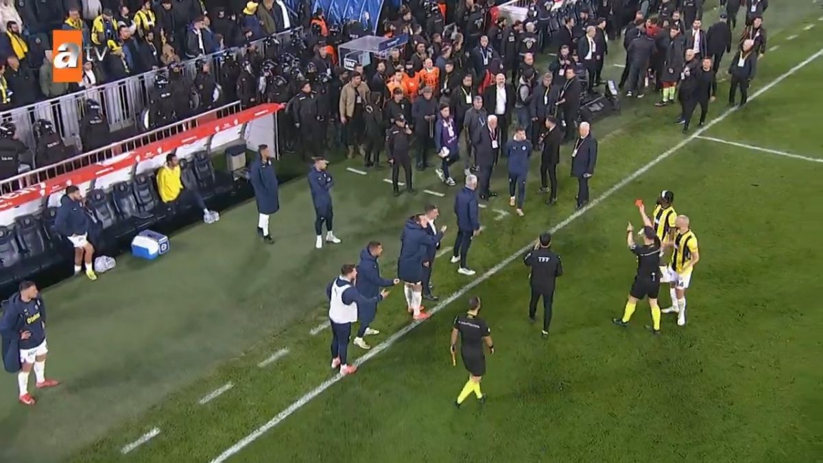 درگیری شدید و اخراج دسته جمعی در بازی فنرباغچه و گالاتاسرای