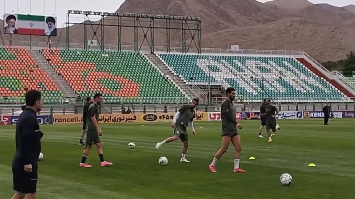 گرم کردن بازیکنان ذوب آهن و چادرملو