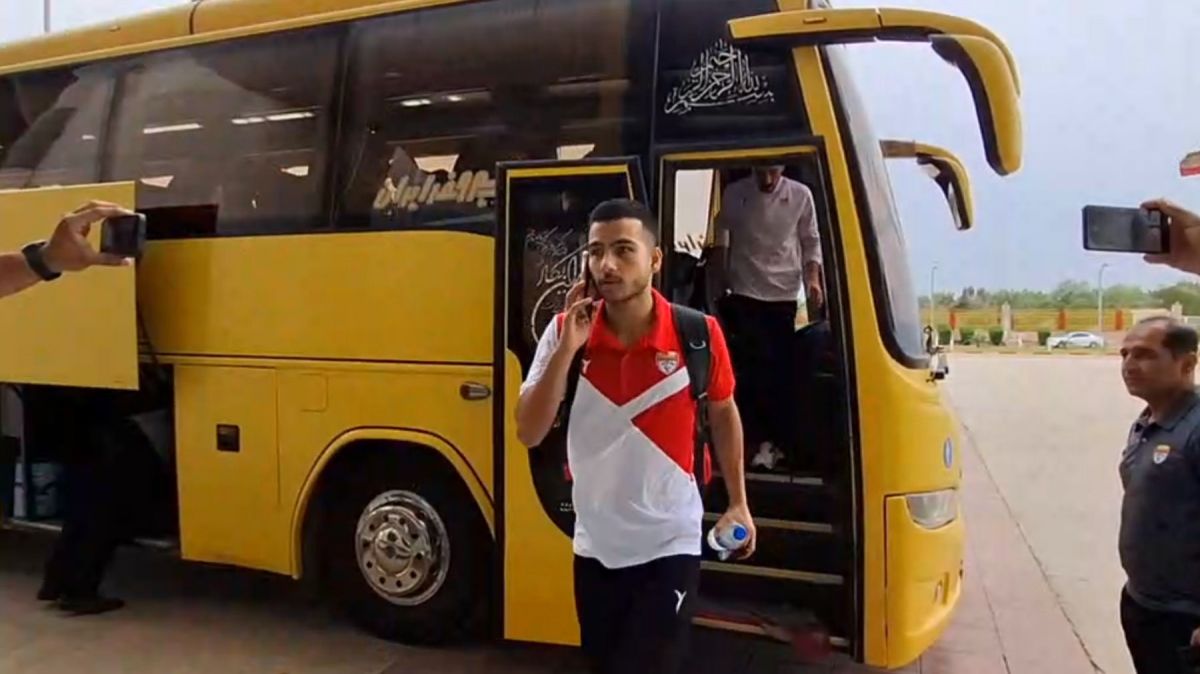 ورود بازیکنان فولاد و گل گهر به ورزشگاه فولاد آره‌نا اهواز