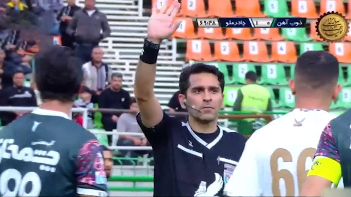 اتفاق عجیب: کمک داور بازی ذوب آهن - چادرملو، پرتاب اوت را آفساید گرفت!