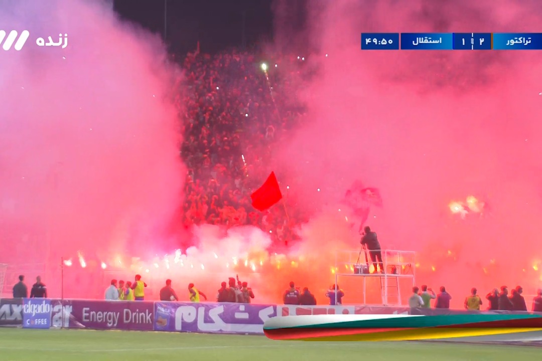 آتش بازی فوق العاده هواداران تراکتور که باعث توقف بازی شد!