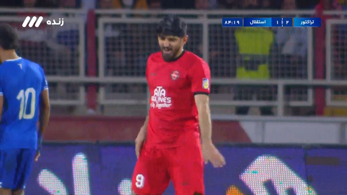 برخورد شوت محکم مهدی ترابی به تیر دروازه