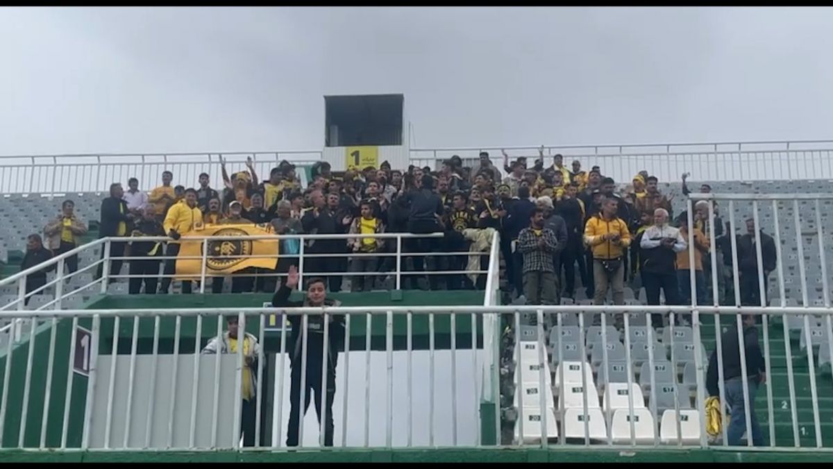 شعار قهرمانی هواداران سپاهان در اراک