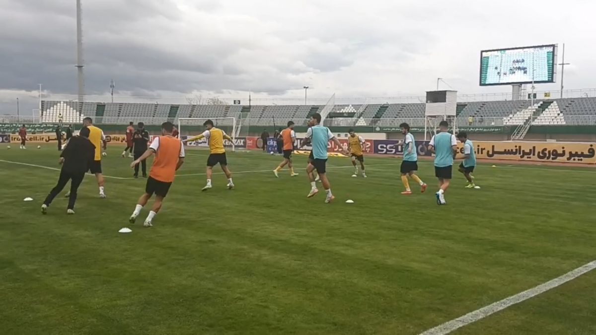 گرم کردن بازیکنان قبل از دیدار آلومینیوم - سپاهان