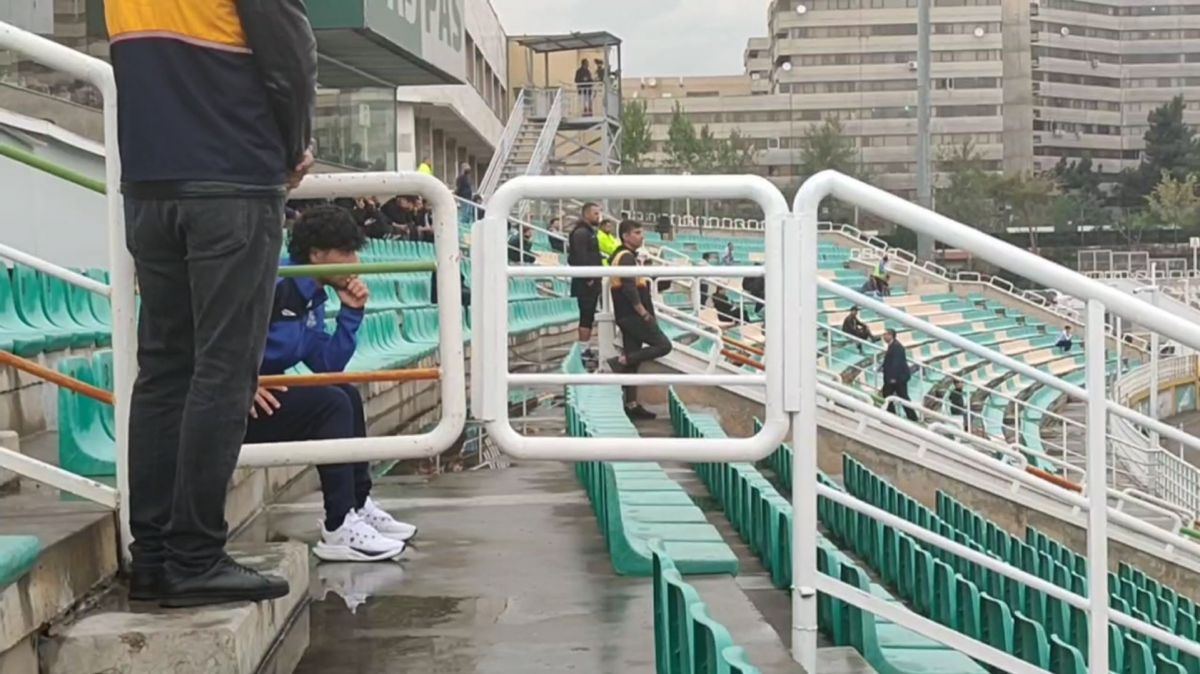 تماشای بازی توسط قائم اسلامی‌خواه بعد از اخراج، از روی سکوها