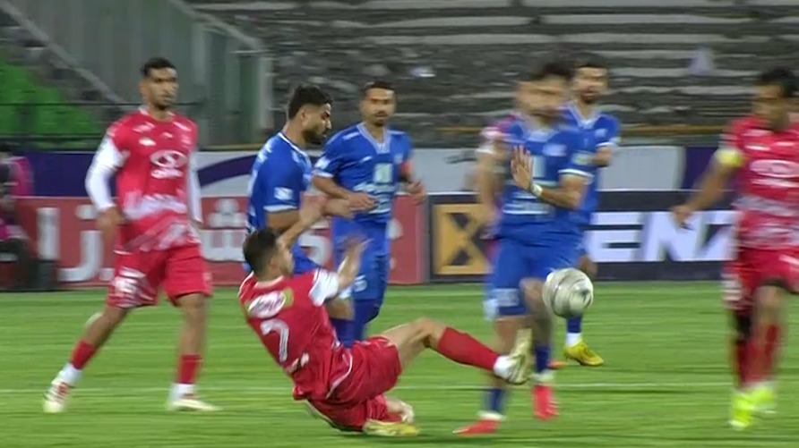 خطای سروش رفیعی که بازیکنان استقلال خوزستان، اعتقاد به کارت قرمز داشتند