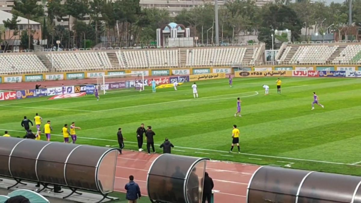 گل دوم هوادار به ملوان از قاب دوربین فوتبالی