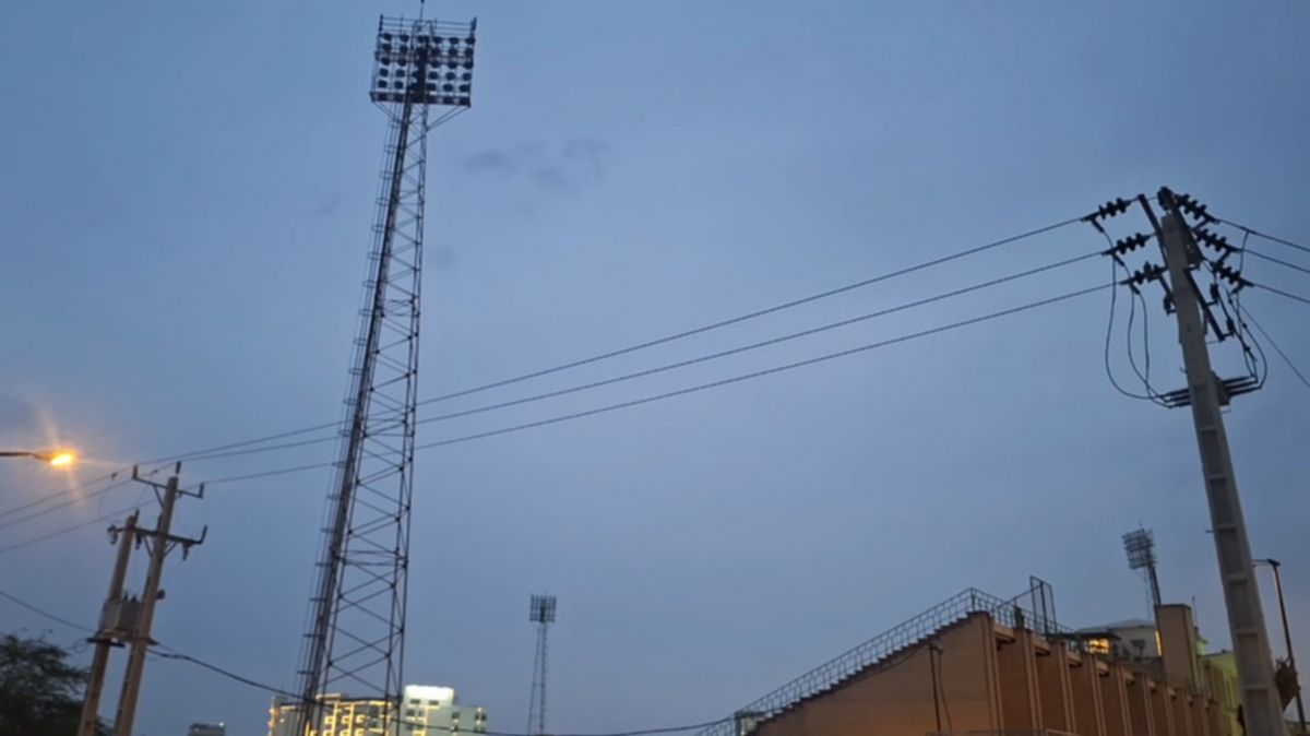 خاموشی پروژکتورهای ورزشگاه آبادان در آستانه بازی صنعت نفت و نیروی زمینی