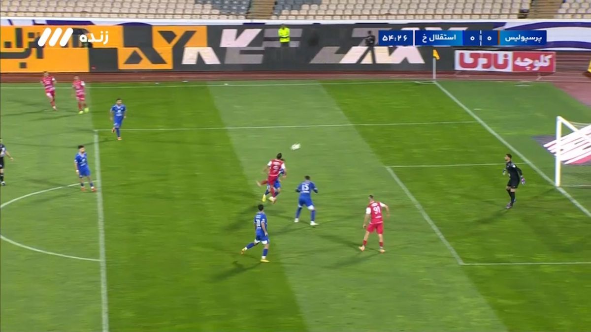 ضربه سر علی علیپور به تیر دروازه استقلال خوزستان برخورد کرد