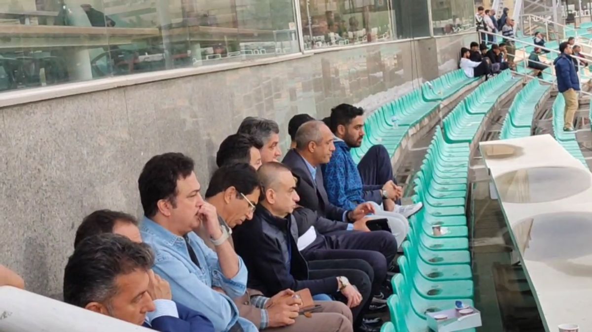 حضور حامد آهنگی برای تشویق ملوان در دیدار با هوادار