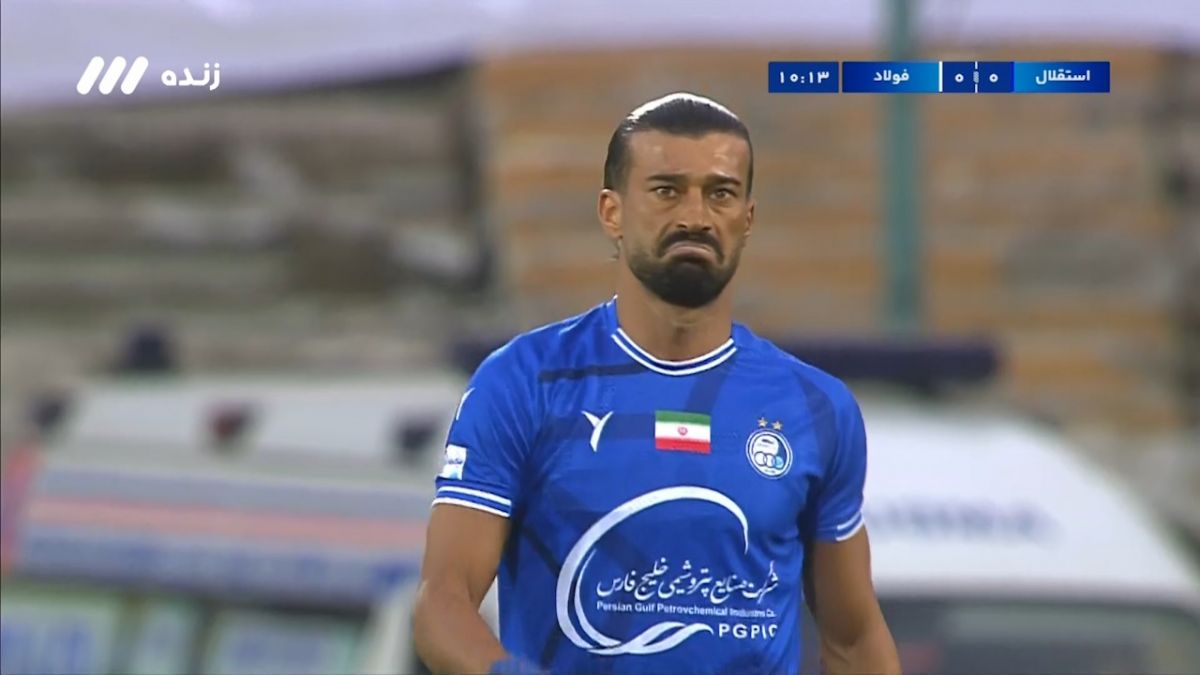 برخورد شوت رامین رضاییان به تیر دروازه فولاد