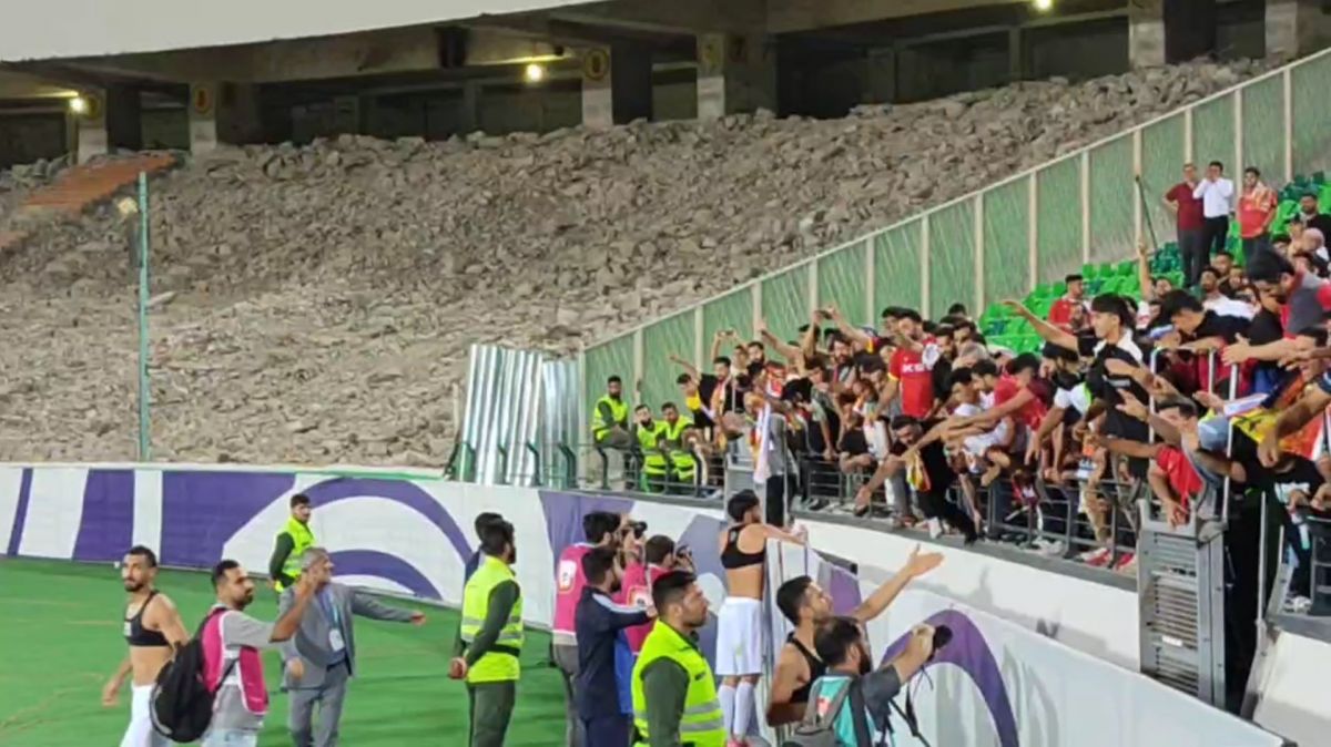 هدیه ویژه بازیکنان فولاد به هواداران بعد از برتری مقابل استقلال