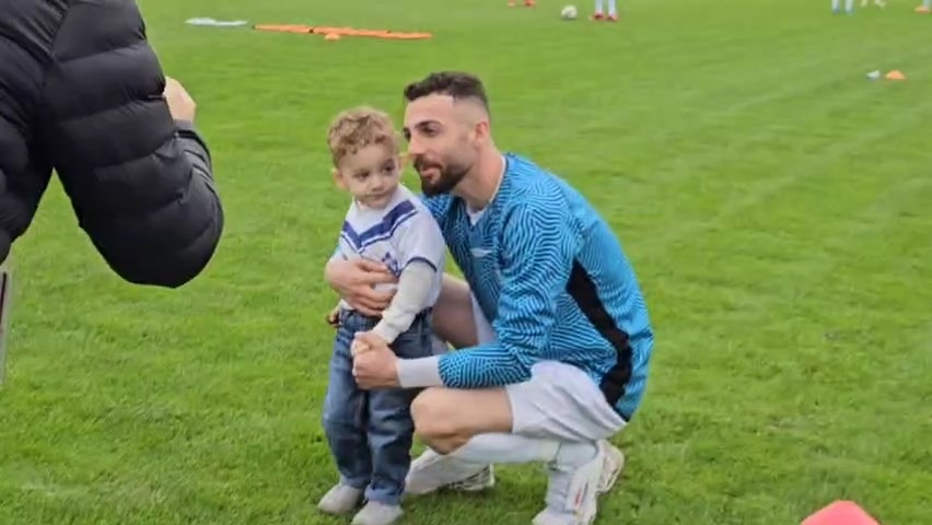 مهدی عبدی با کودک خود در کنار زمین همراه با بازیکنان تیم ملوان