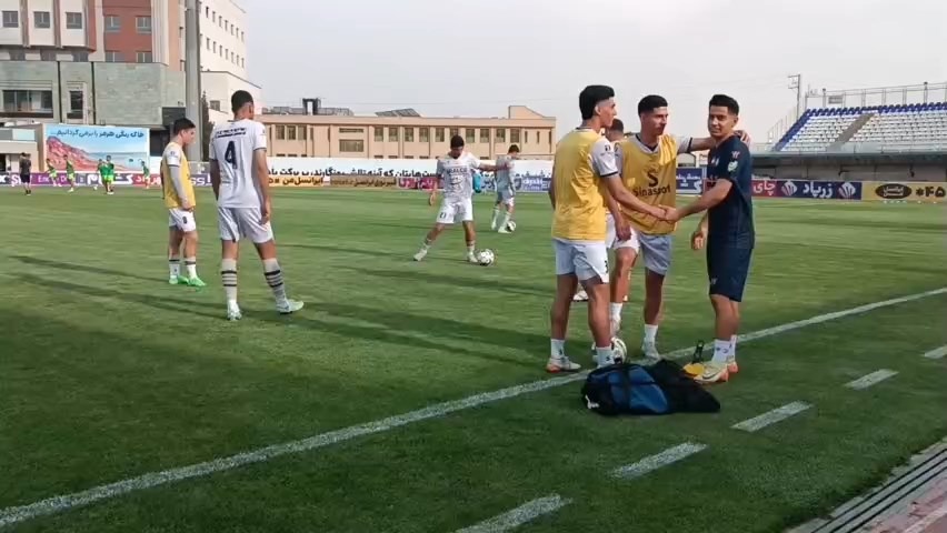 گرم کردن بازیکنان گل گهر و آلومینیوم قبل از آغاز بازی