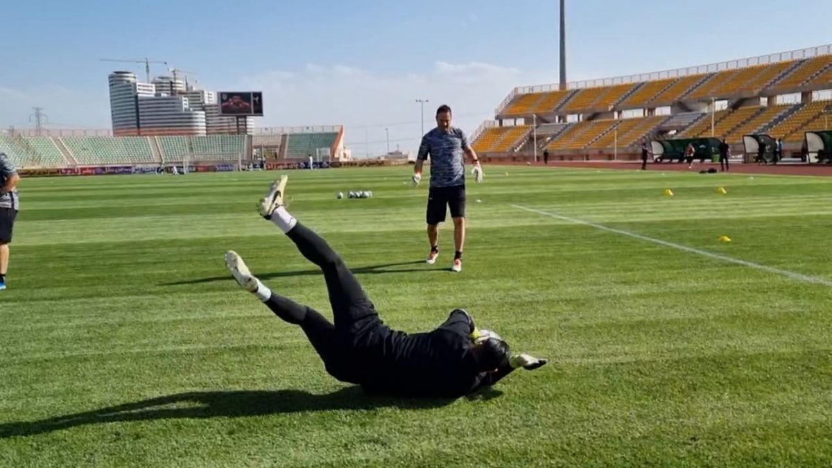 گرم کردن بازیکنان شمس آذر و ذوب آهن قبل از آغاز بازی