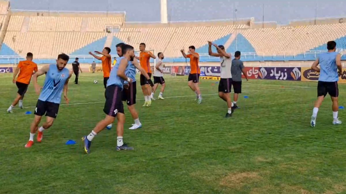 گرم کردن بازیکنان استقلال خوزستان و هوادار