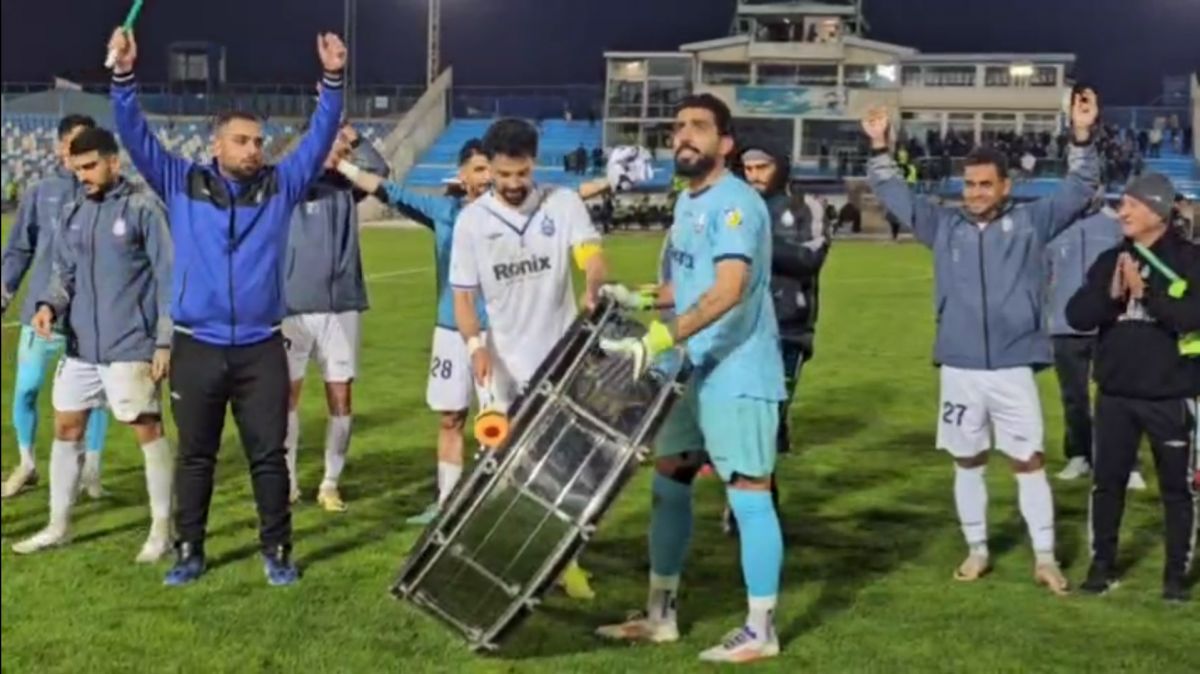 جشن شادی ایسلندی ملوانی ها با طبل زنی امید نورافکن