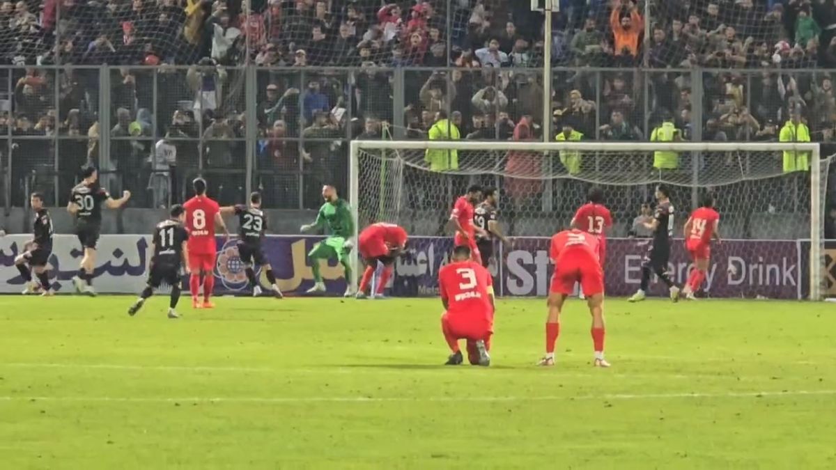 واکنش بازیکنان نساجی به پنالتی هدر رفته یامگا مقابل پرسپولیس