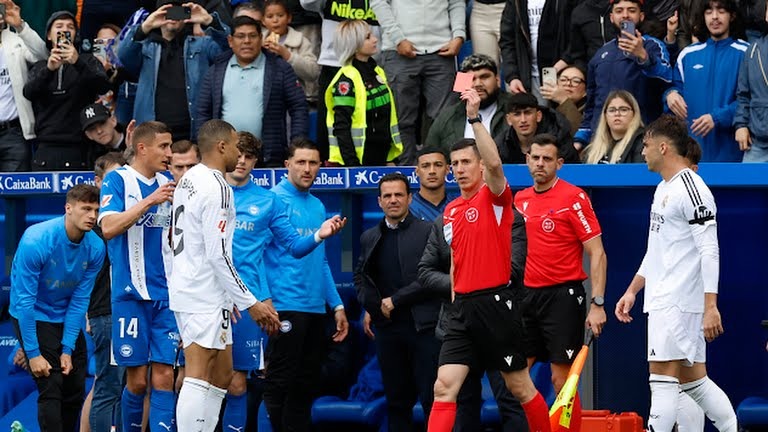 اخراج امباپه در دقیقه 36 با خطای خشن روی بازیکن آلاوز