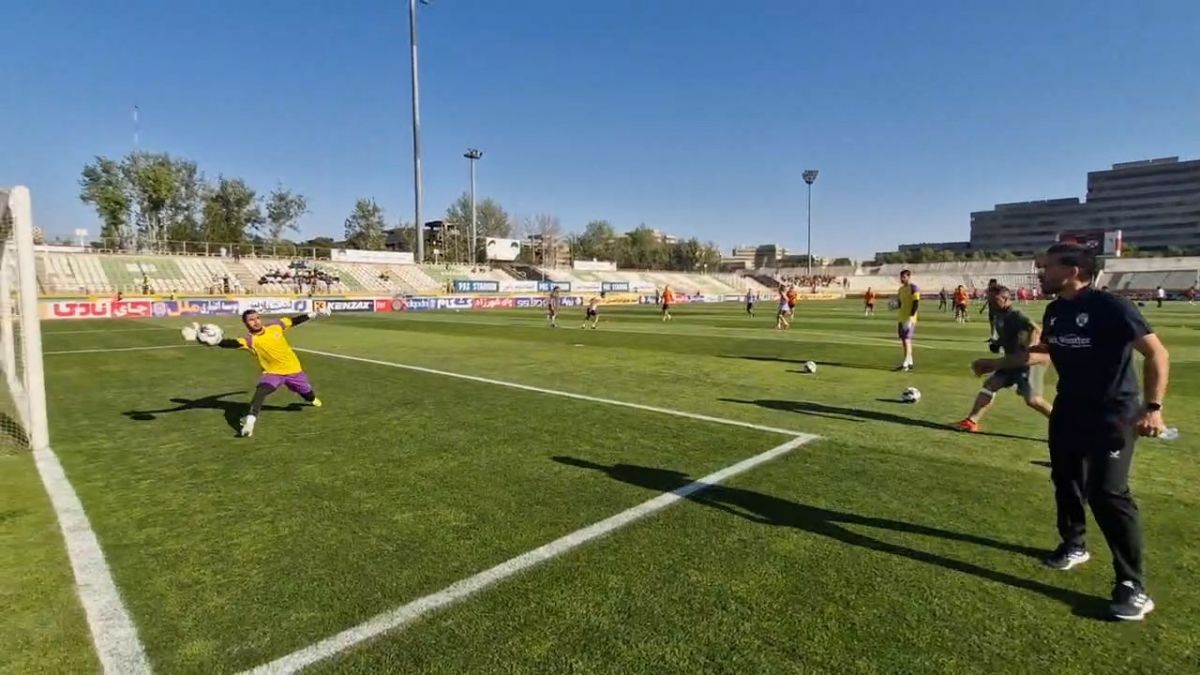 تمرین بازیکنان هوادار و مس رفسنجان قبل از آغاز بازی
