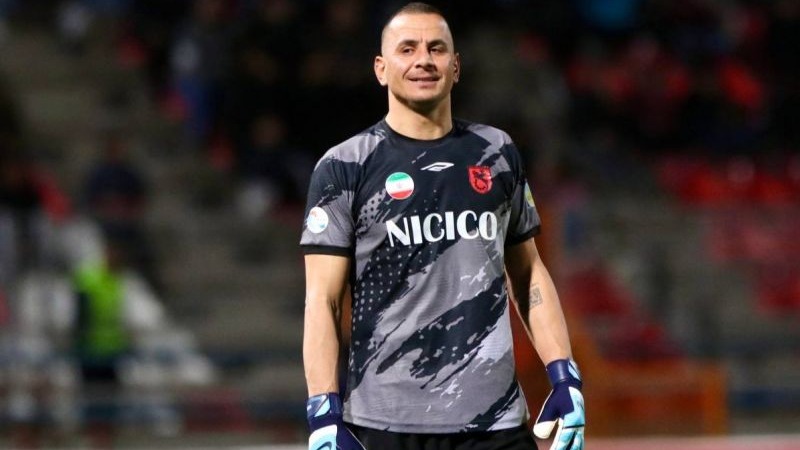 مهار دو پنالتی توسط حامد لک در دیدار مقابل هوادار