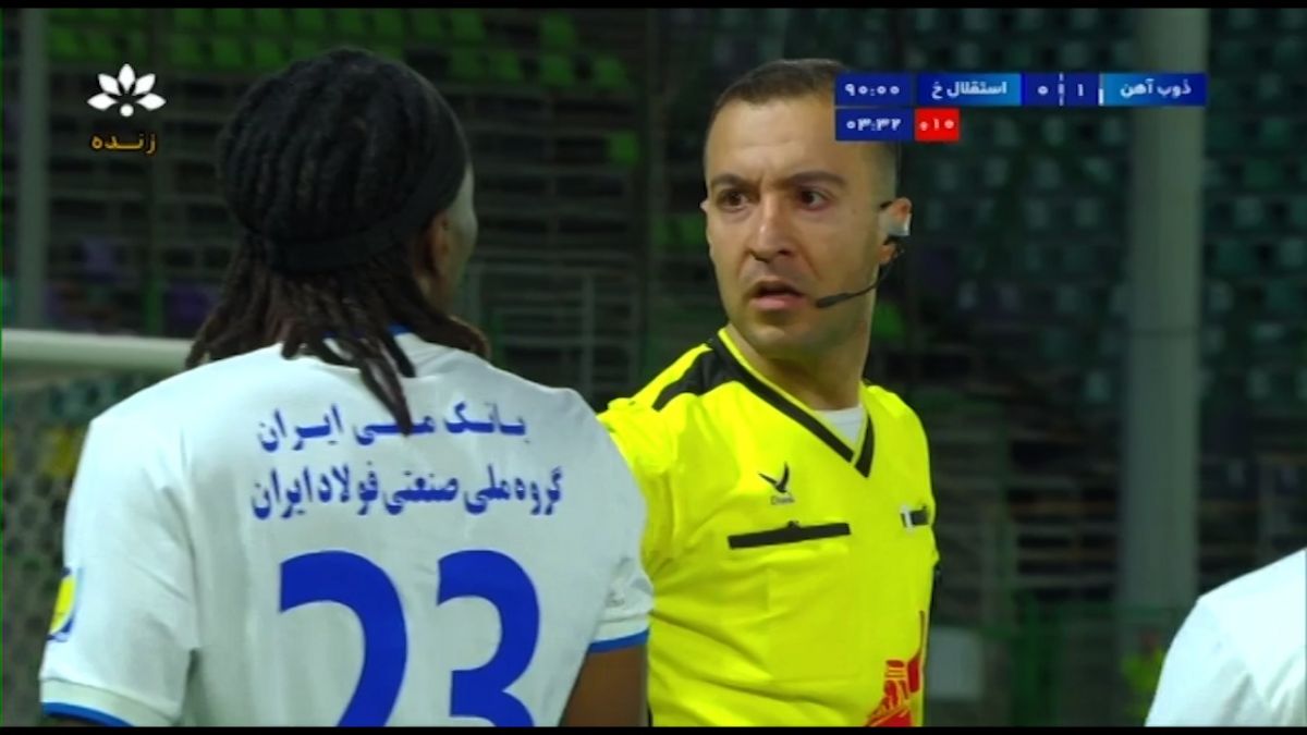 عصبانیت شدید بیفوما از داور مسابقه و دریافت کارت زرد