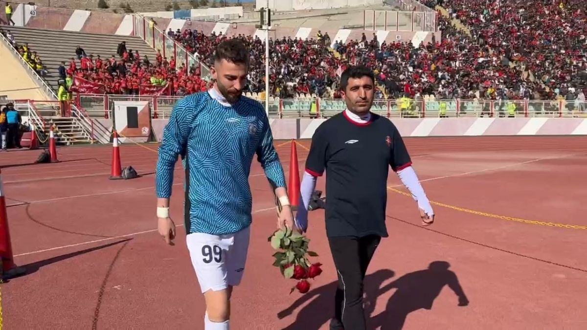 مهدی عبدی با دسته گل به سمت هواداران تراکتور رفت