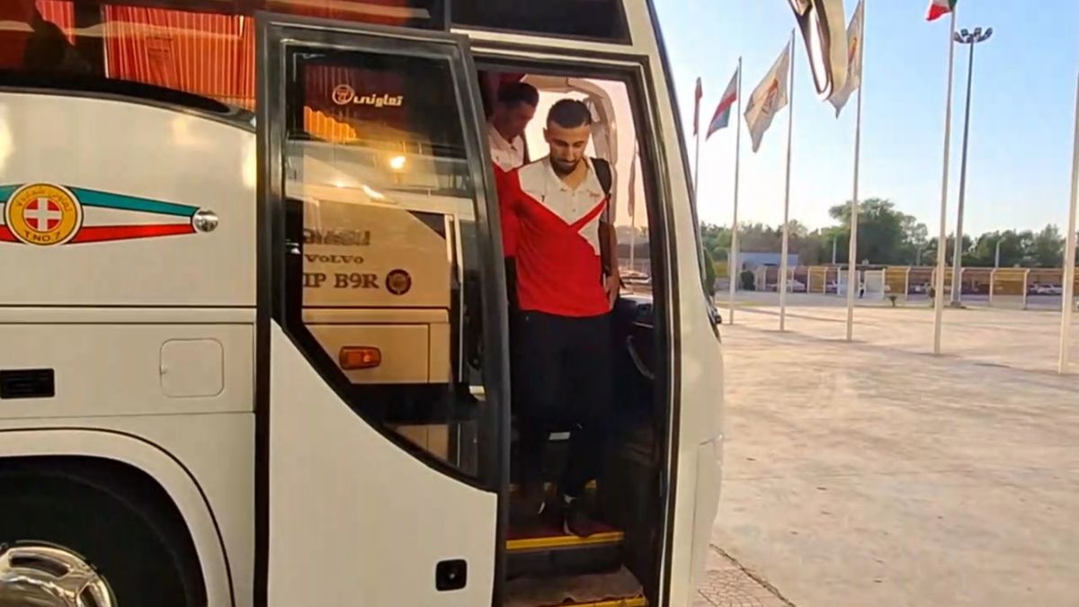 ورود بازیکنان دو تیم فولاد - شمس آذر به ورزشگاه فولاد آرنا